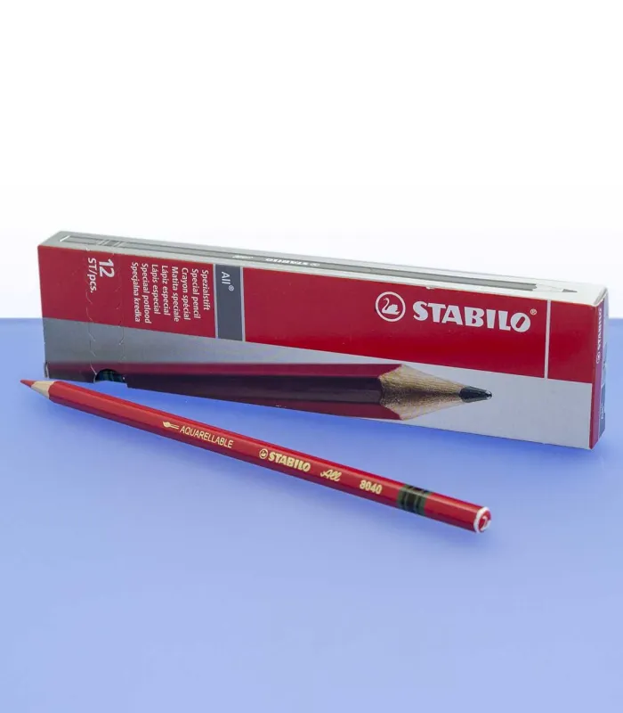 Boite crayon de couleur rouge