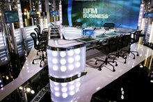 Meuble en plexi sur le plateau TV de BFM TV