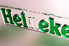 Découpe au laser de plusieurs lettres pour former un mot en plexi