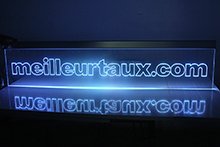 Gravure "meilleurtaux.com" sur plaque plexi transparent rétro-éclairé