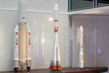 Gravure sur plexi de présentation de maquettes fusées