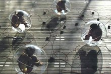 Bulles en plexi transparent avec personnages à l'interieur 