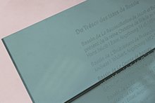 Gravure d'un texte sur plaque plexi transparent